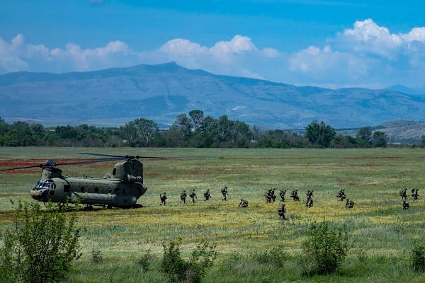 General británico pide prepararse para el servicio militar obligatorio