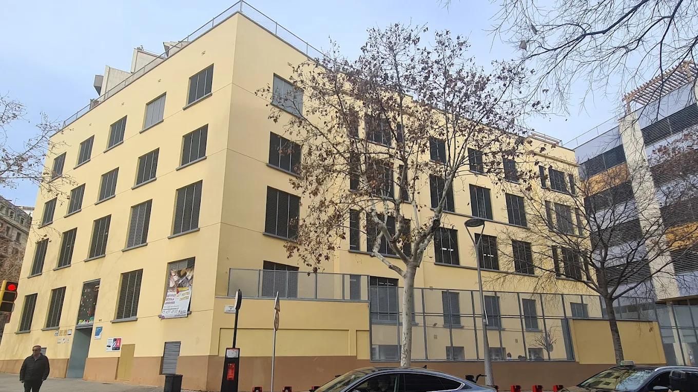 Detenida una menor de 14 años por amenazar con un apuñalamiento masivo en su exinstituto de Barcelona