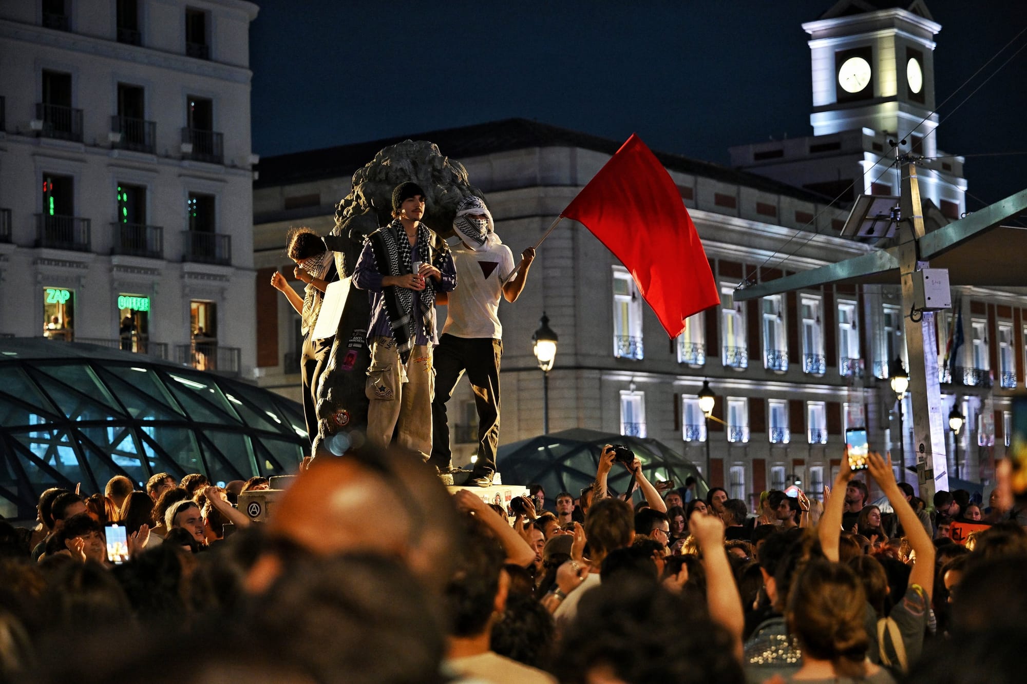 La Puerta del Sol se desborda y la asamblea pide huelga general