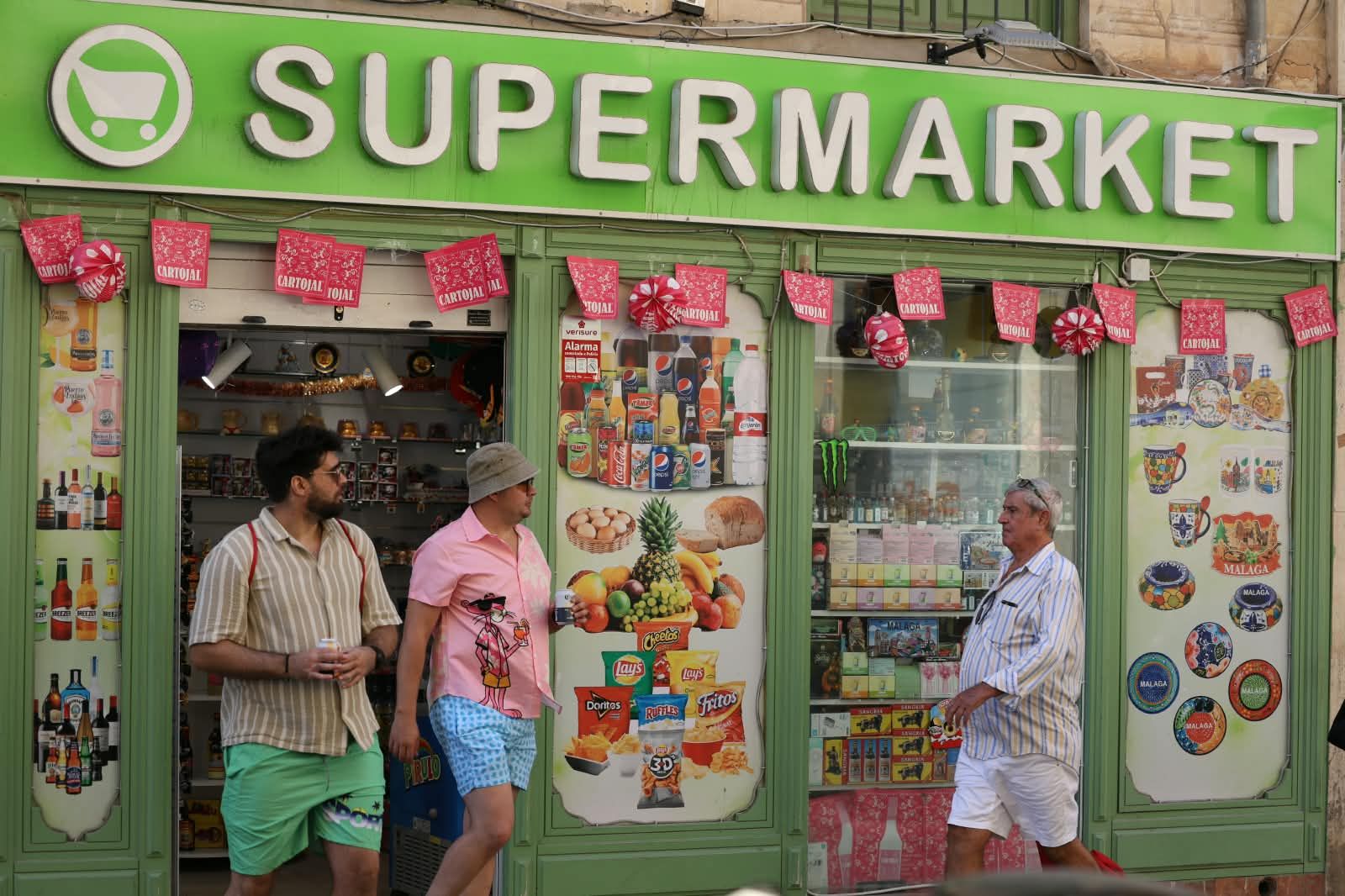 El centro de Málaga se llena de 'supermarkets' y el comercio tradicional desaparece