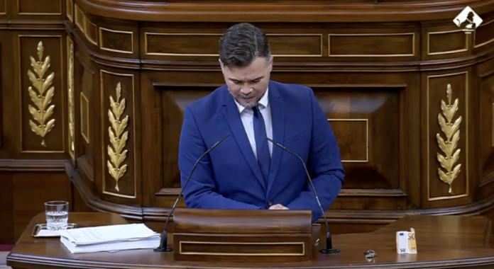 Rufián muestra un billete de 50 euros y desata el caos en el Congreso
