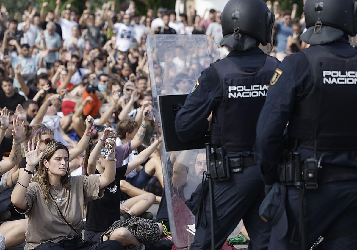 Disturbios en la manifestación por la vivienda en Valencia dejan nueve policías heridos