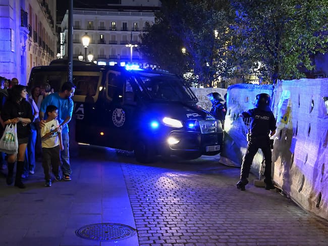 Detenidos tres ultras tras intentar llegar a la acampada de la Puerta del Sol