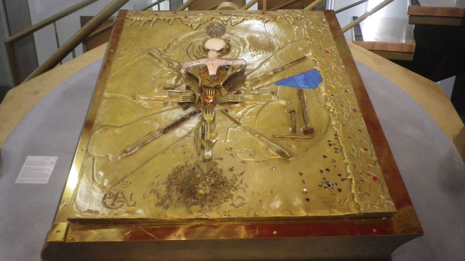 Roban en Francia el libro más pesado del mundo con cubierta de Dalí