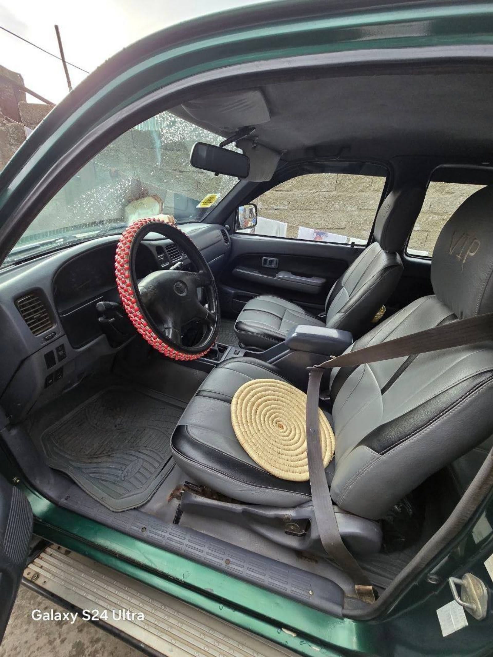 2005 Toyota Hilux Extra cab for sale in Addis Ababa, 3,300,000 Birr, photo 3