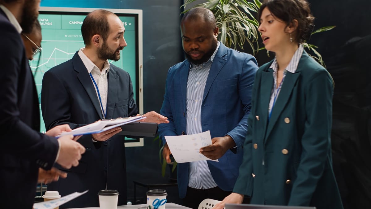 Equipo de startup revisando datos de ventas y satisfacción de clientes