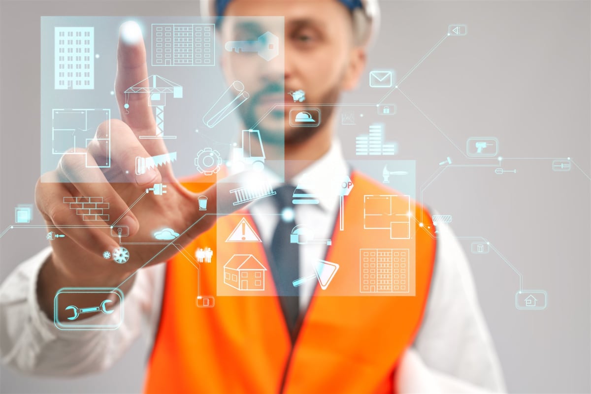 Arquitecto o ingeniero usando tecnología digital para planificación de proyectos de construcción