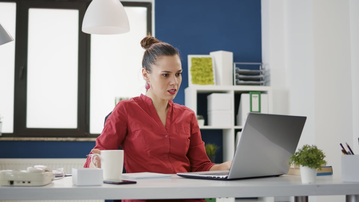 Ejecutivo comercial revisando datos de seguimiento y estadísticas de ventas en oficina