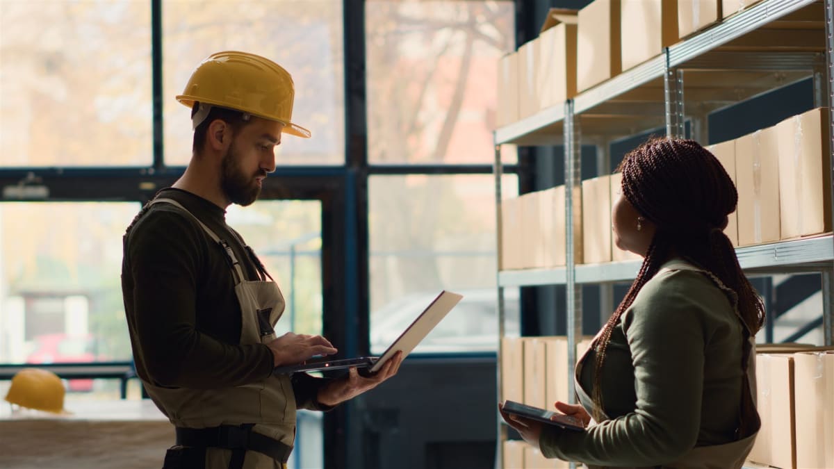 Trabajadores revisando inventario en bodega logística