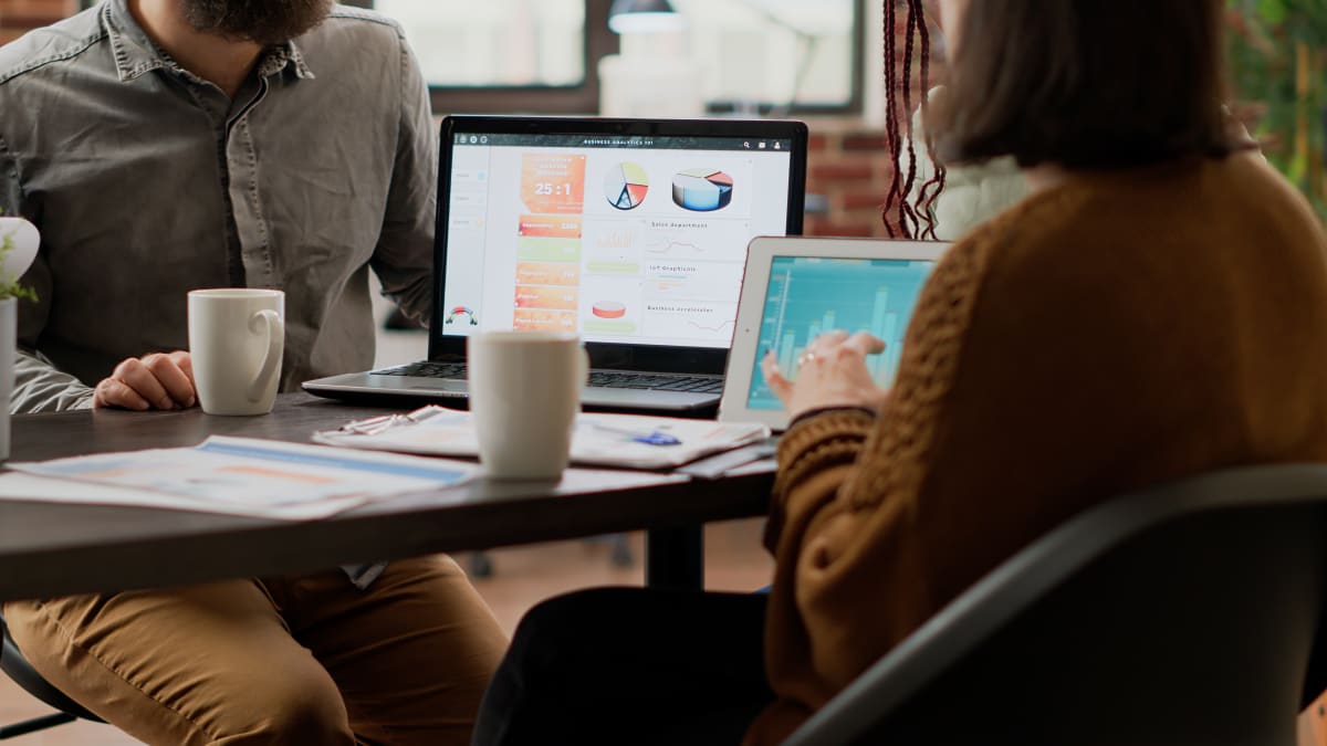 Equipo comercial revisando métricas de captación de leads en pantalla