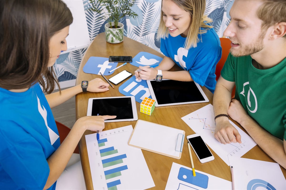 Equipo revisando estrategia de Meta Ads con tablet y redes sociales