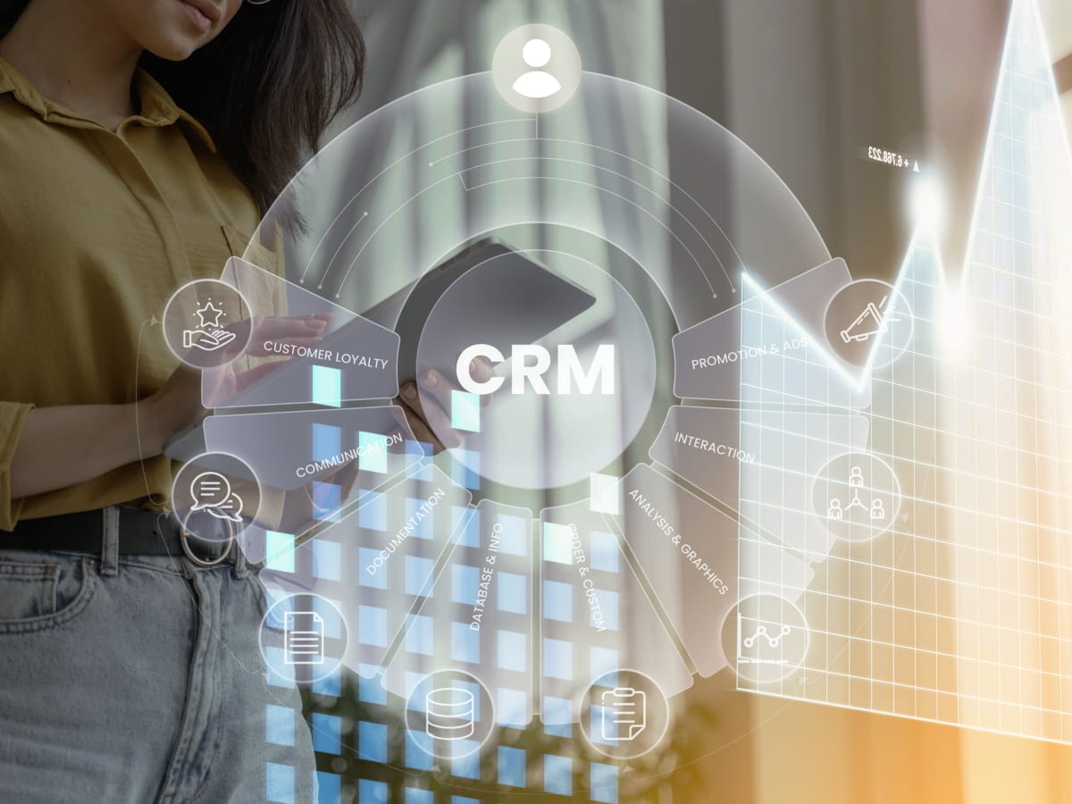 Pantalla de CRM con métricas de gestión de clientes y pipeline comercial