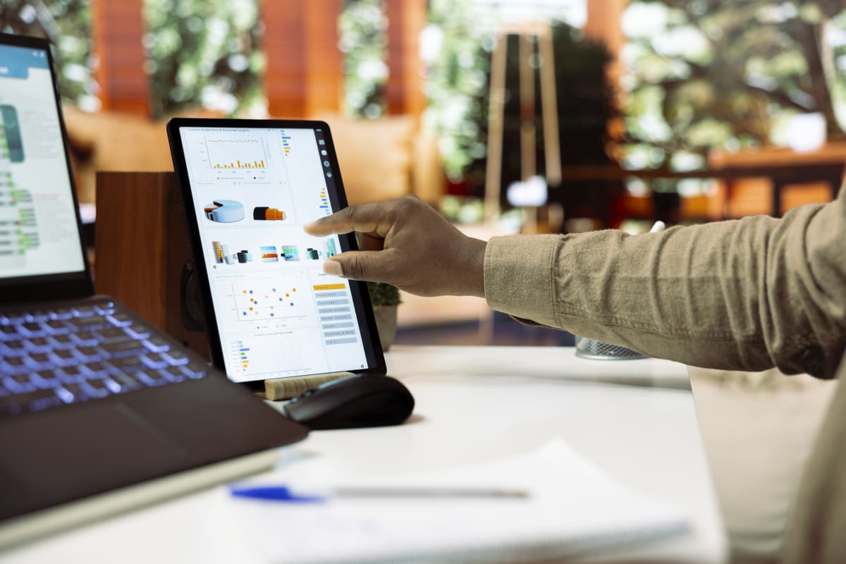 Analista de negocios revisando métricas de campañas digitales para empresa de logística