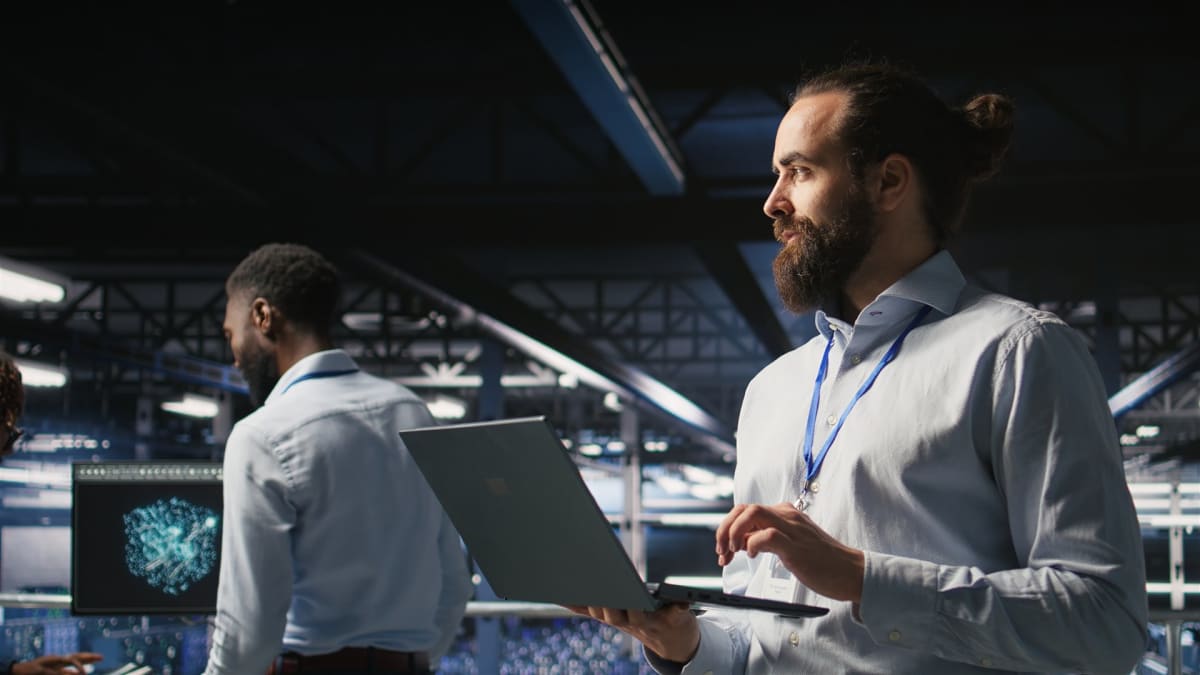 Equipo técnico monitoreando sistemas de inteligencia artificial en sala de servidores