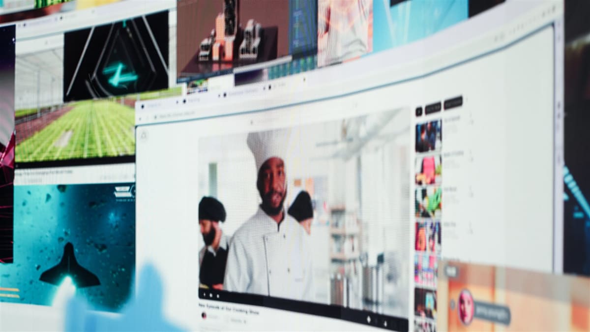 Pantallas digitales mostrando campañas de redes sociales y marketing B2B