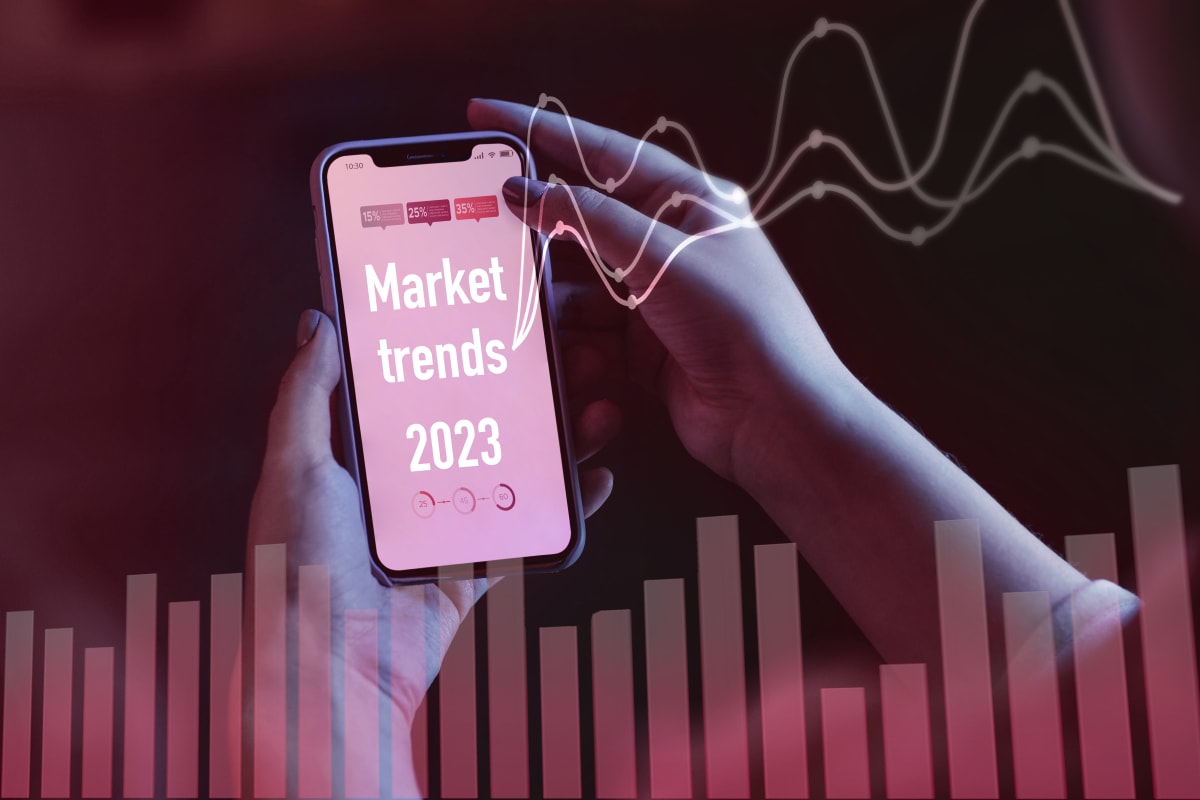 Smartphone con gráficos de tendencias de mercado y campañas digitales.