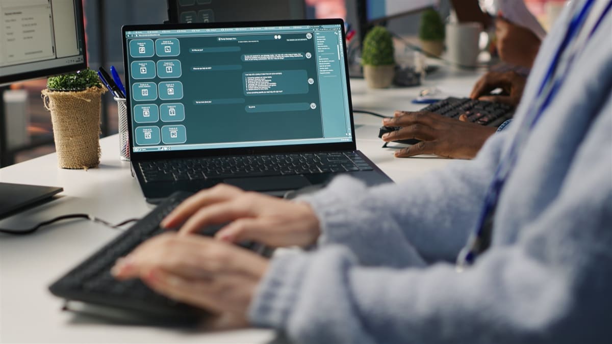 Gerente comercial usando chatbot de IA para atender y calificar clientes B2B en Chile