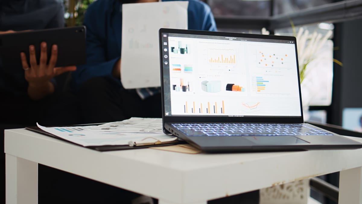 Dos profesionales de IT analizando estrategia de captación de clientes B2B en oficina