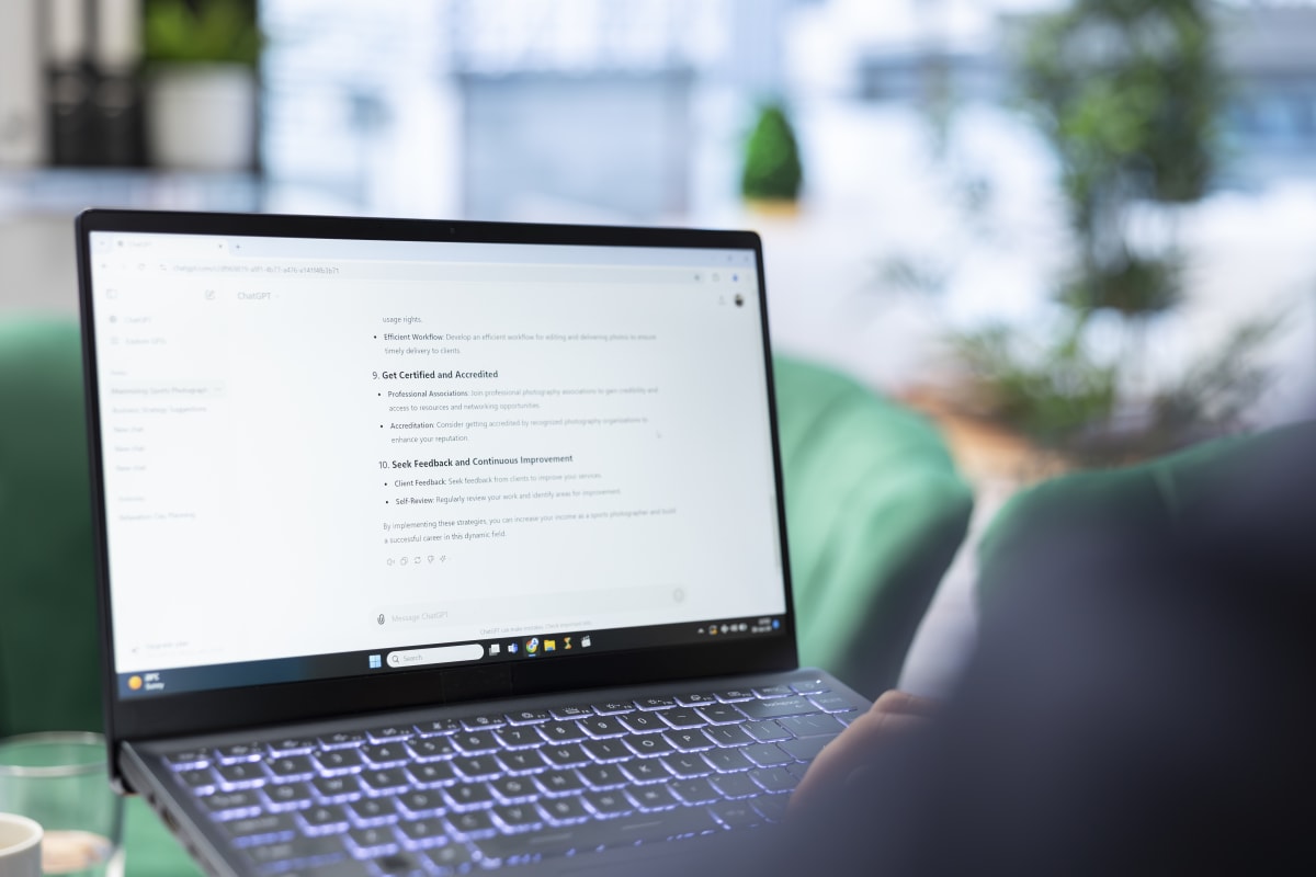 Gerente de empresa escribiendo un prompt en un sistema de IA en su computador
