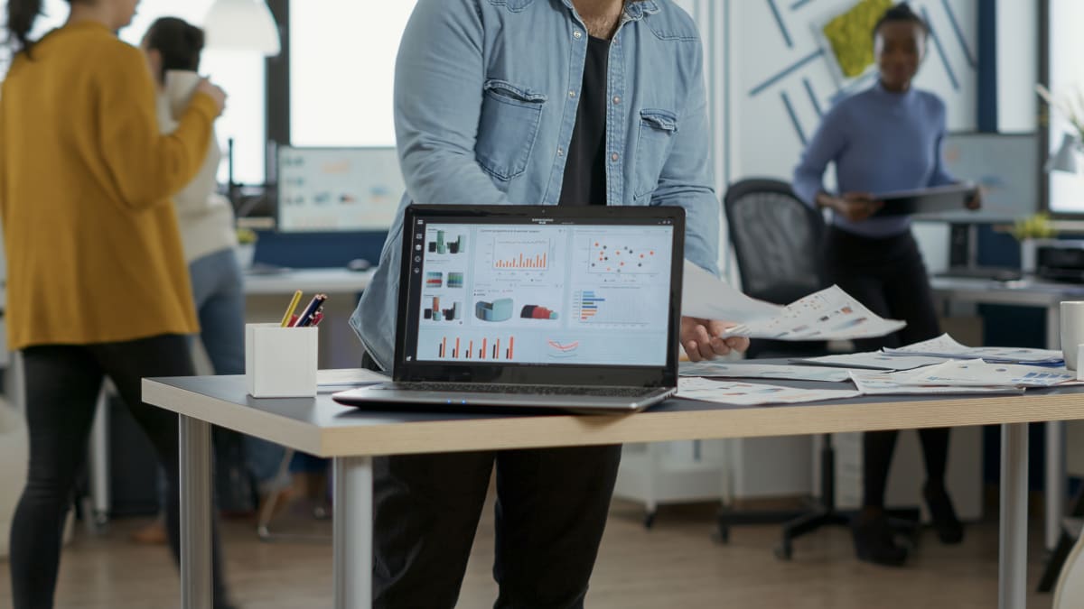 Laptop con métricas y datos de rendimiento de campañas digitales para empresas de construcción