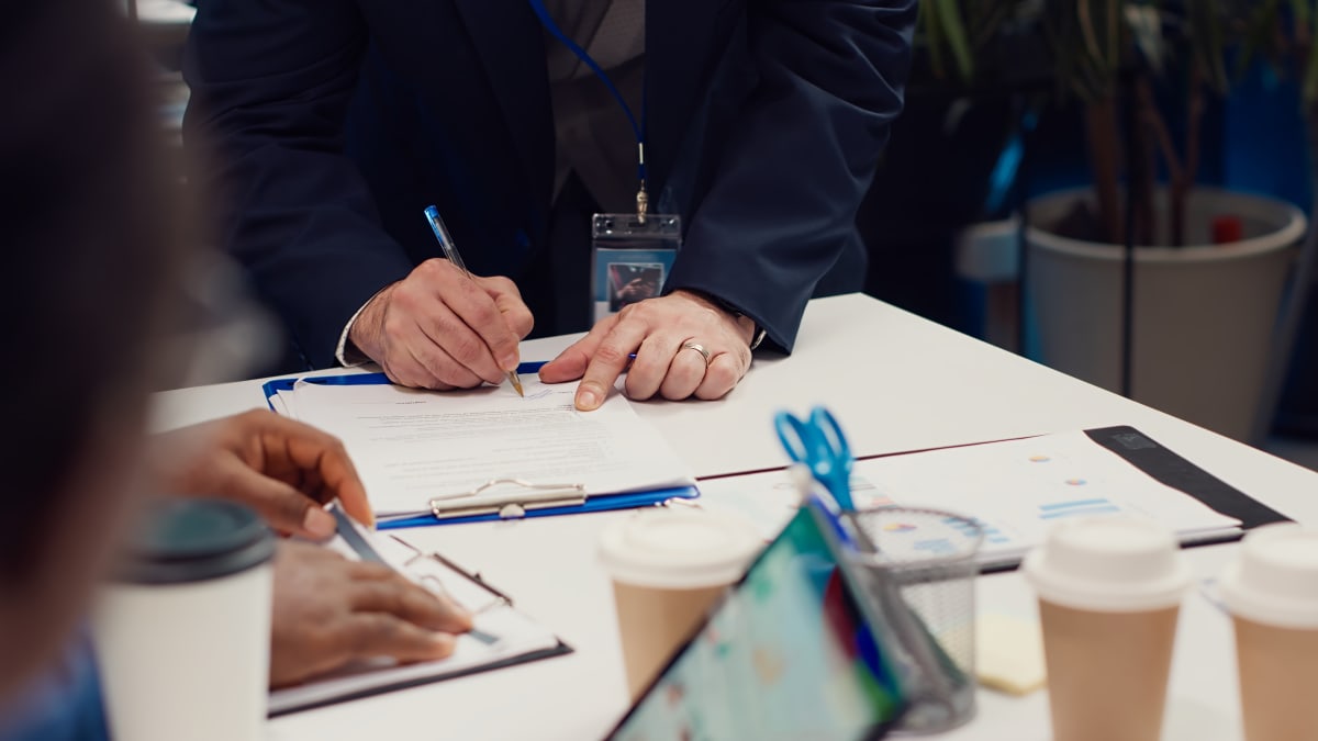 Empresarios firmando un contrato de partnership comercial