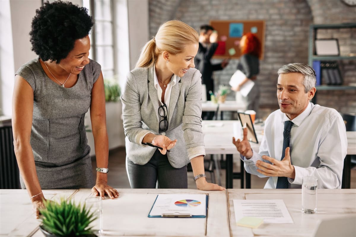 Equipo comercial analizando reportes y métricas de ventas en oficina moderna