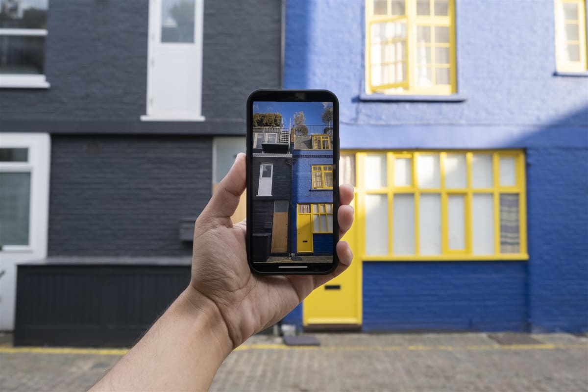 Persona usando smartphone para ver contenido en redes sociales en la ciudad