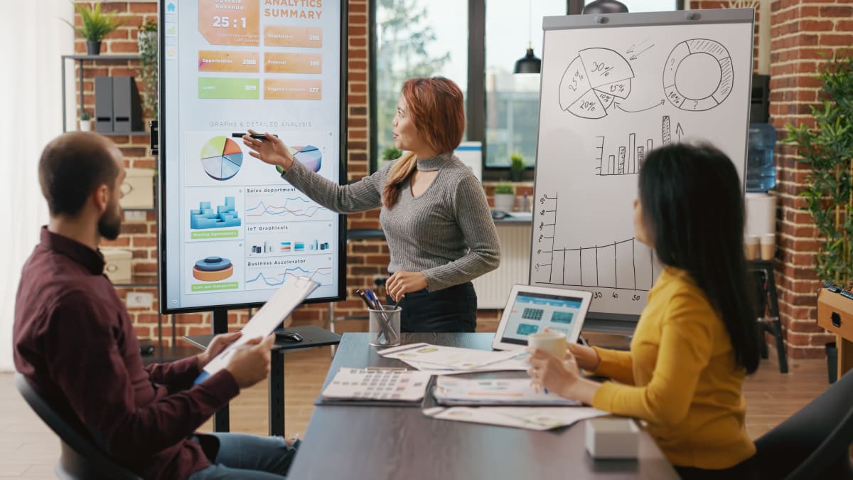 Equipo de marketing B2B analizando métricas de negocio en pantalla
