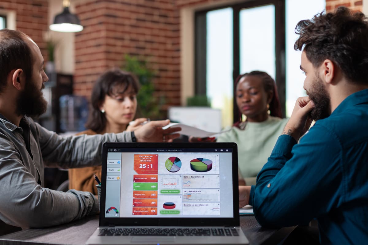 Equipo analizando métricas de campañas digitales en pantalla de laptop