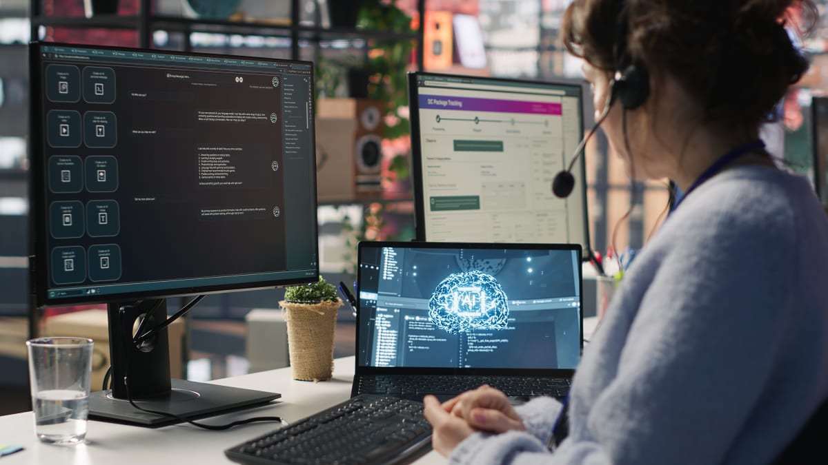 Agente de soporte técnico utilizando chatbot de inteligencia artificial para gestionar tickets de clientes
