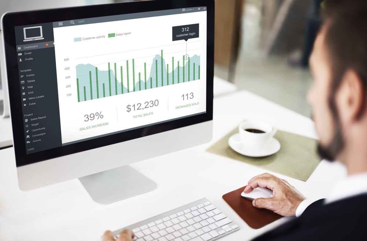 Panel de control con métricas de ventas y marketing en una pantalla de escritorio