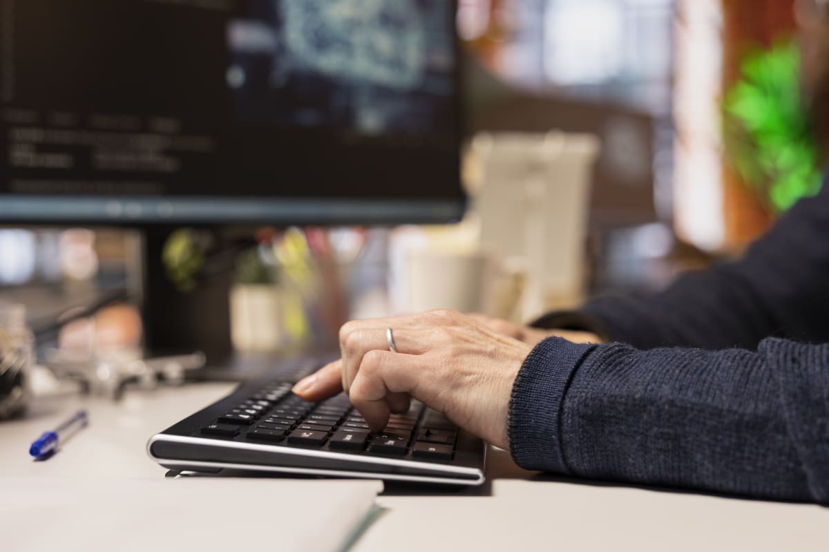 Desarrollador escribiendo código en su teclado en una oficina de una startup de inteligencia artificial