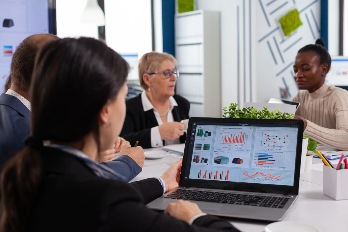 Equipo comercial revisando datos de seguimiento de cotizaciones en una reunión