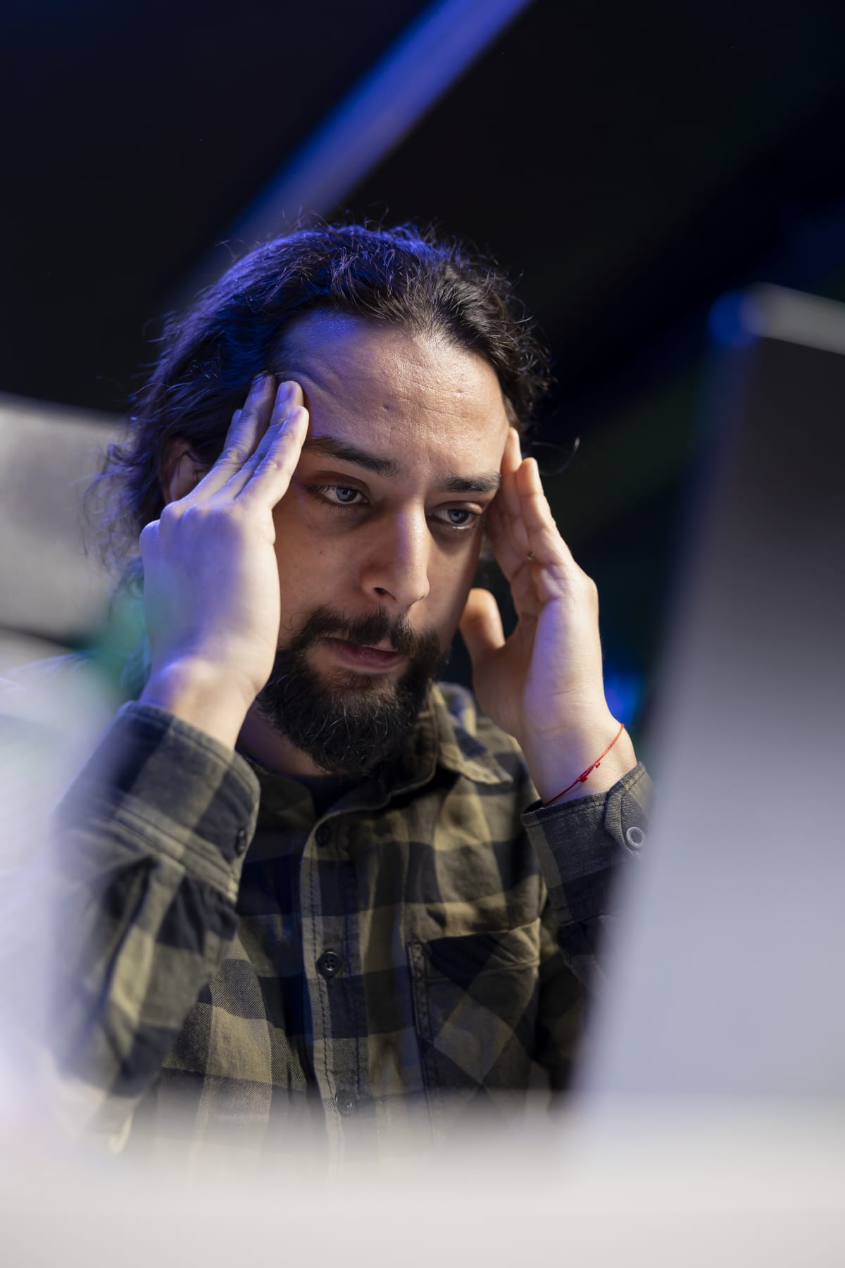 Persona frustrada frente a un computador esperando que cargue una página web