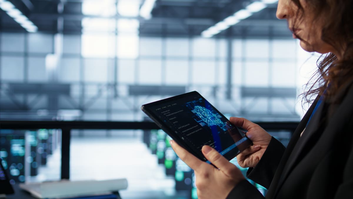 Ingeniero de TI integrando herramientas de automatización con IA en centro de datos