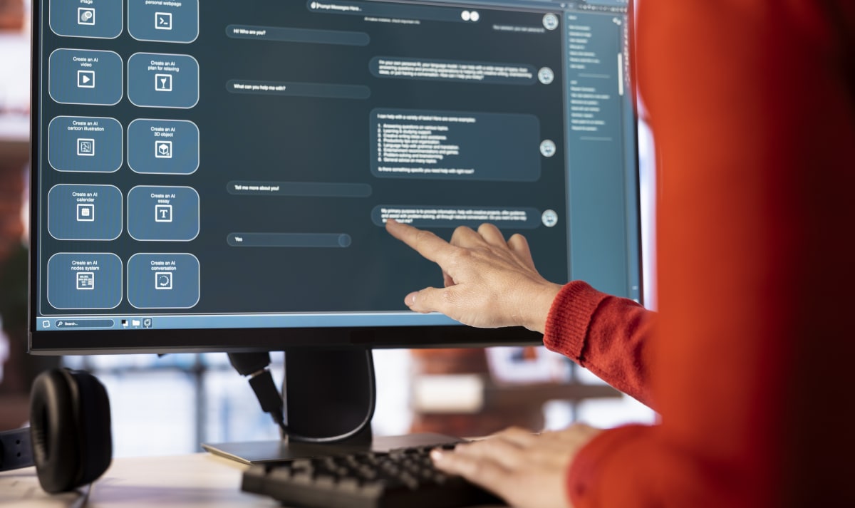 Profesional usando sistema de IA en computador para automatizar tareas comerciales