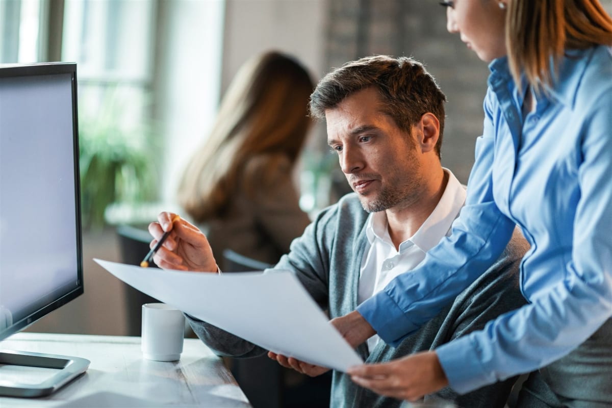 Equipo de ventas inmobiliario revisando documentos y estrategia de seguimiento