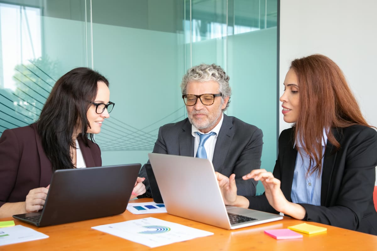 Equipo comercial analizando diagramas de resultados en una reunión