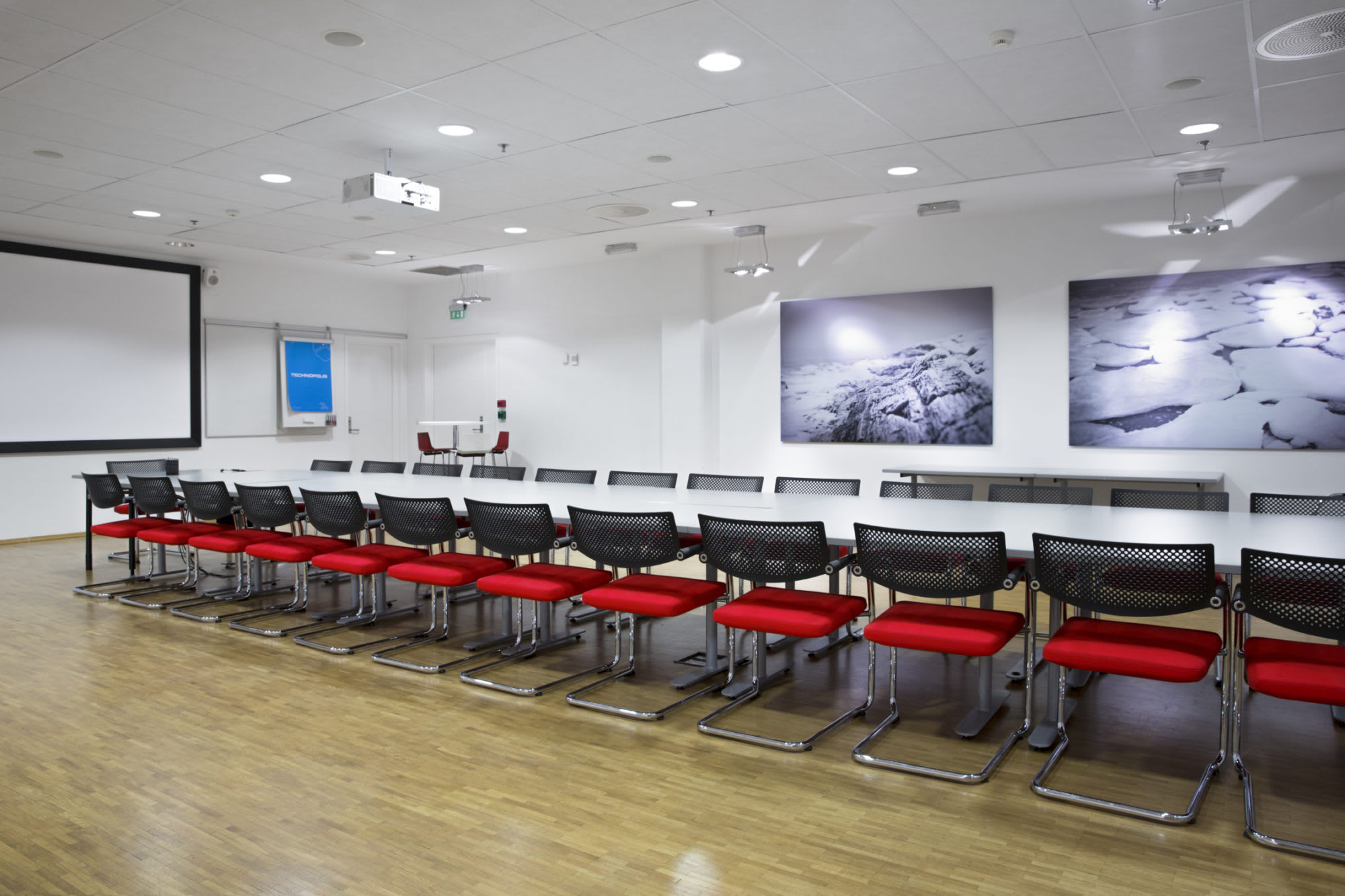 Classroom for 40 persons.  It is possible to rearrange the tables according to user's needs.