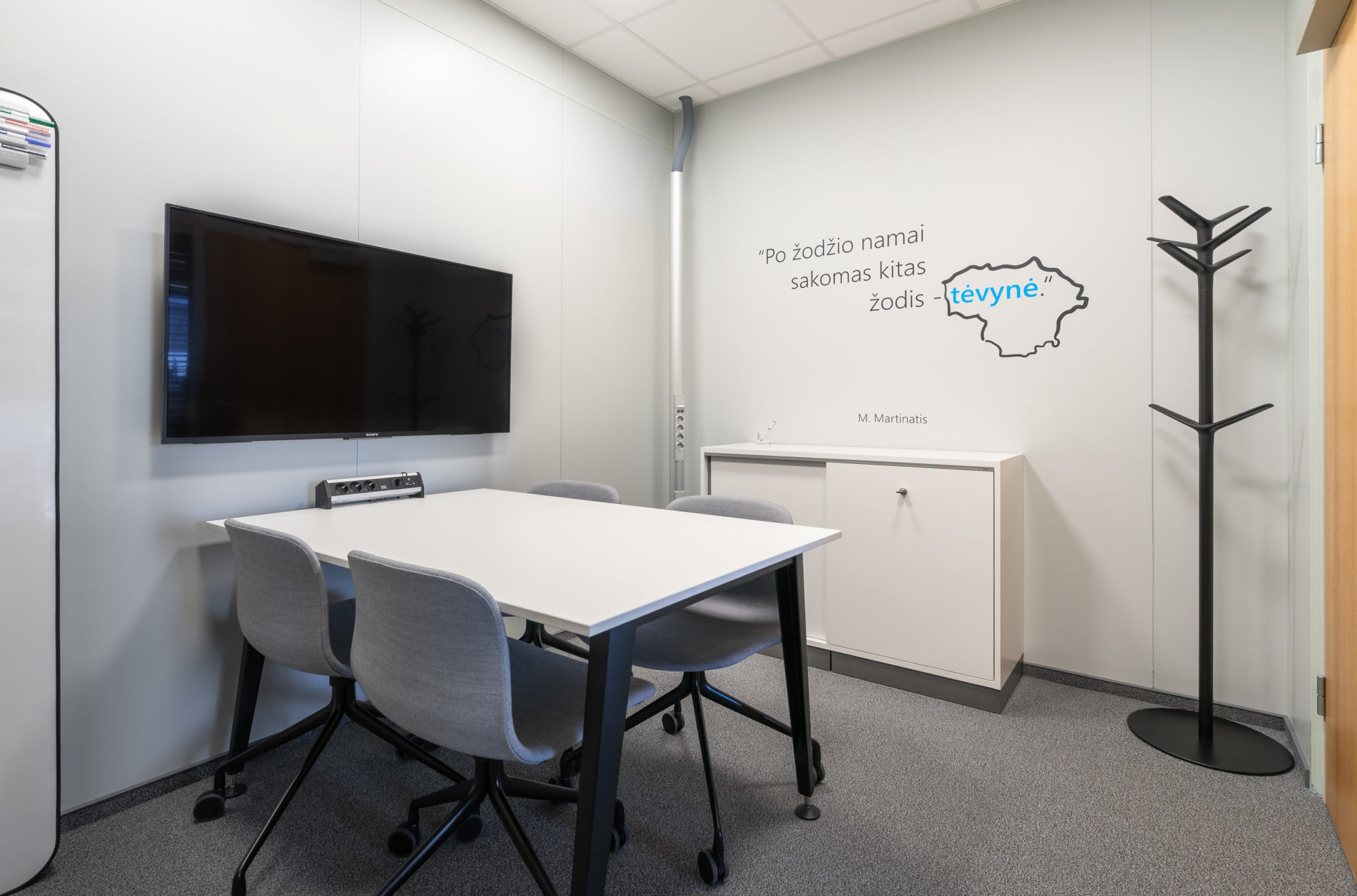 Workroom for working in groups up to 4 persons in Penta building. In the room there is LED screens and magnetic board, flipchart and materials for taking notes.