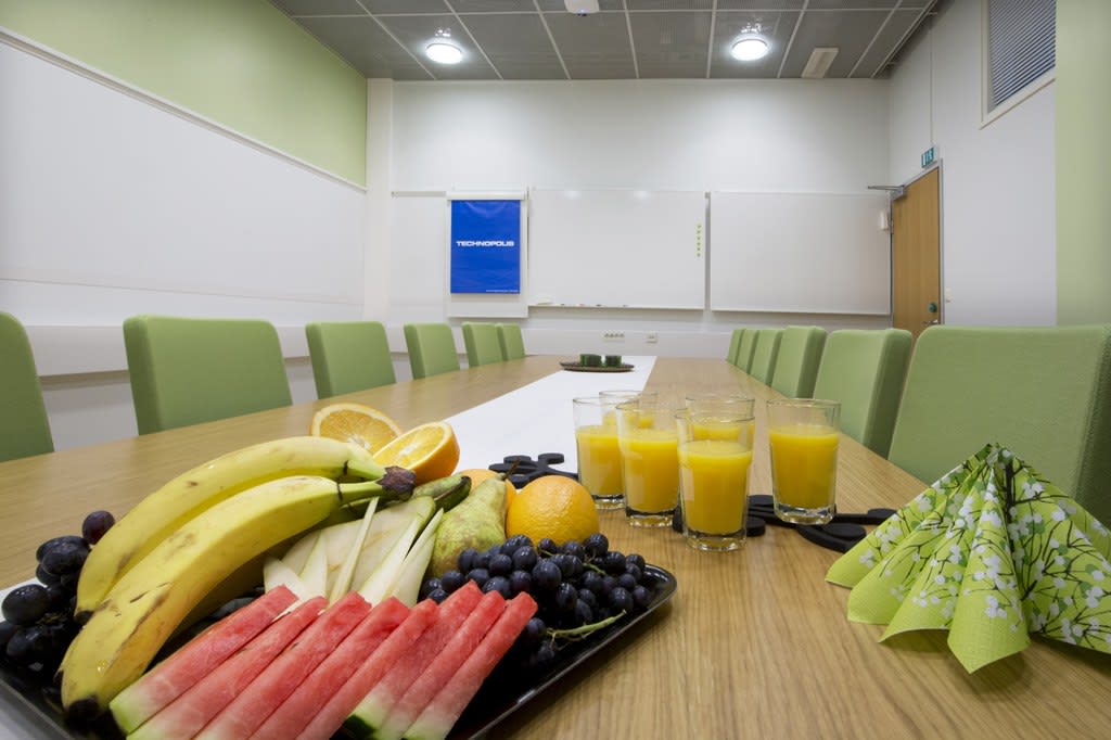 An easily convertible meeting room next to a large, quiet lobby. The room includes wireless presentation system with projector, fast Wi-Fi, a screen and a flip chart.