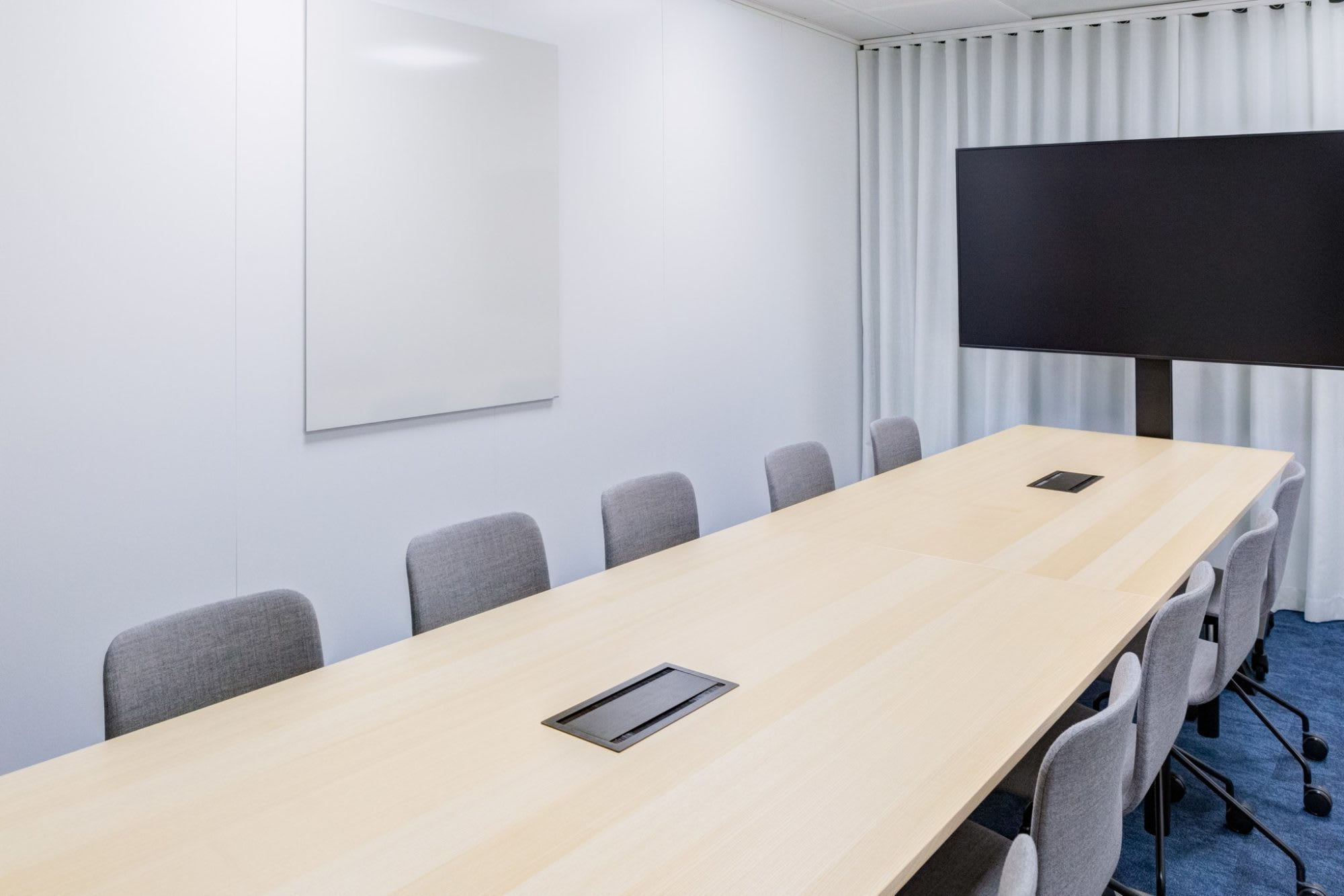 Meeting room at B-building's Technopolis HUB area on the 2nd floor. In the room there is a diplomat table for 10 persons.