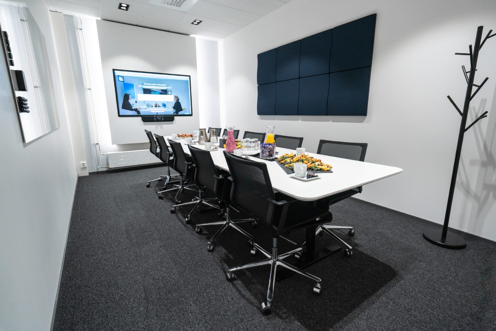 Meeting room for 6 located close to the Helsinki-Vantaa airport, which has great international connections. The room is finished to high specifications and it includes an AV-screen, whiteboard and high speed Wi-FI and office equipment.