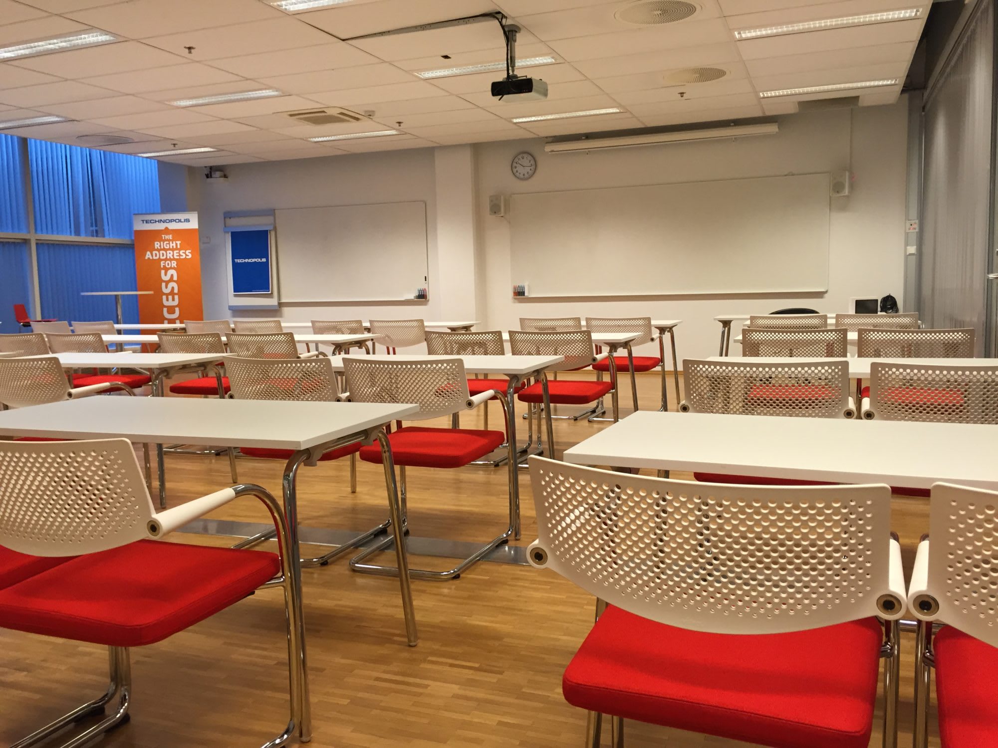 Møterom med standard oppsett klasserom for 40 personer. Det er mulig å møblere til gruppebord, u-bord, styrebord og kino.