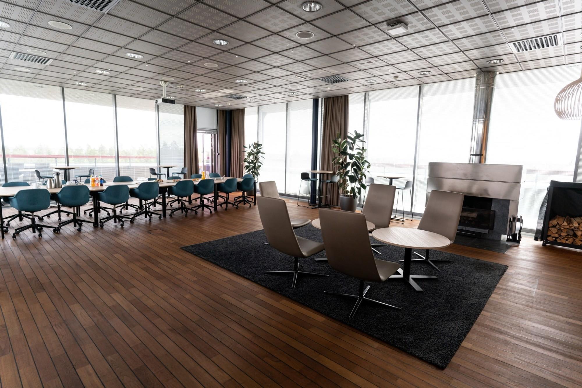 Sauna compartment and meeting room located close to the Helsinki-Vantaa airport, which has great international connections. The top-floor Finlandia sauna offers gorgeous views of Vantaa from the spacious rooftop terrace, equipped with a grill and dining area.