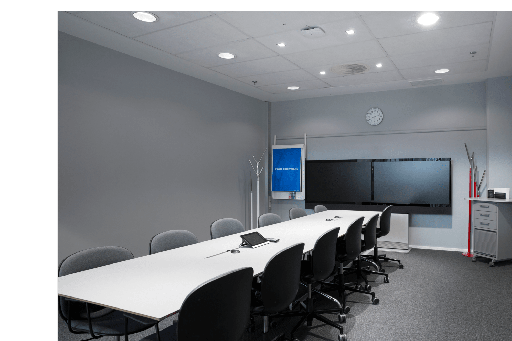 Meeting room for 12 persons with a diplomat table. The room is equipped with a screen.