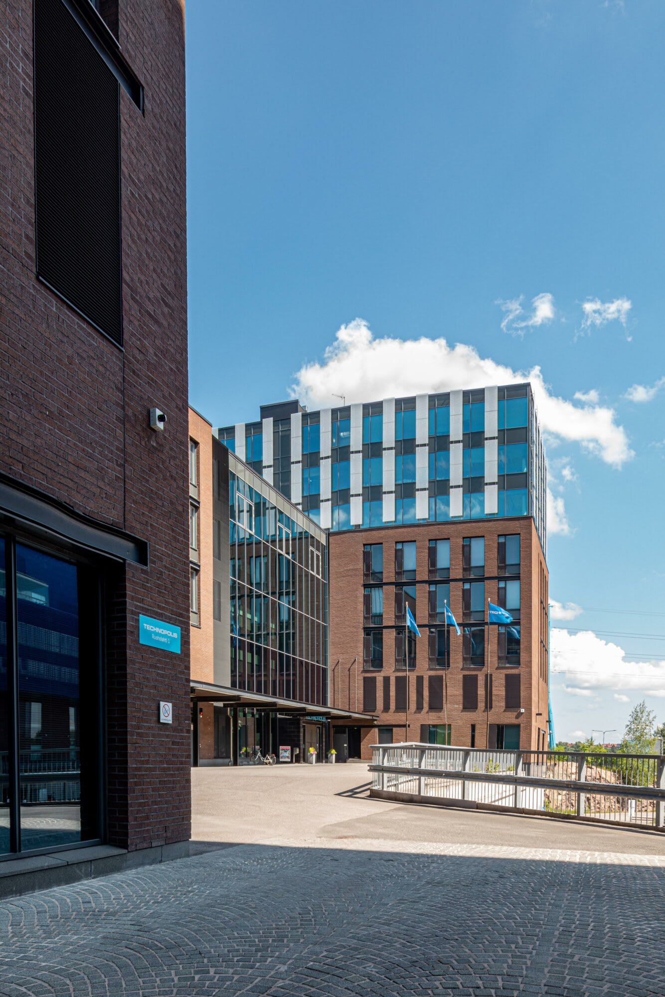 Meeting room at Ruoholahti 1-building's Technopolis HUB area on the 2nd floor. In the room there is a diplomat table for 6 persons.