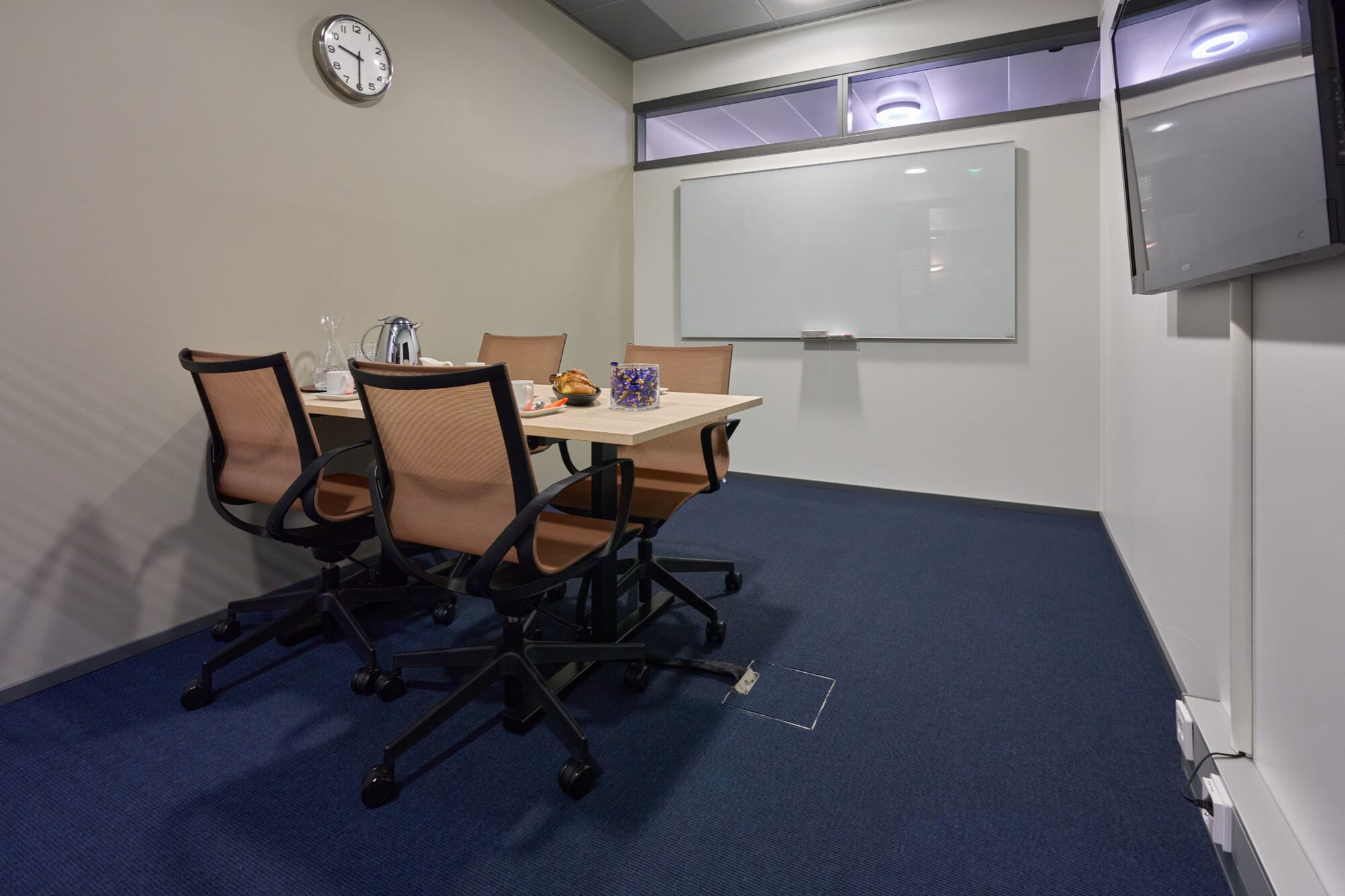 Meeting/work room is located in the heart of Salmisaari, and it has great traffic connections to the city center of Helsinki. Nice small room for working or small meetings.