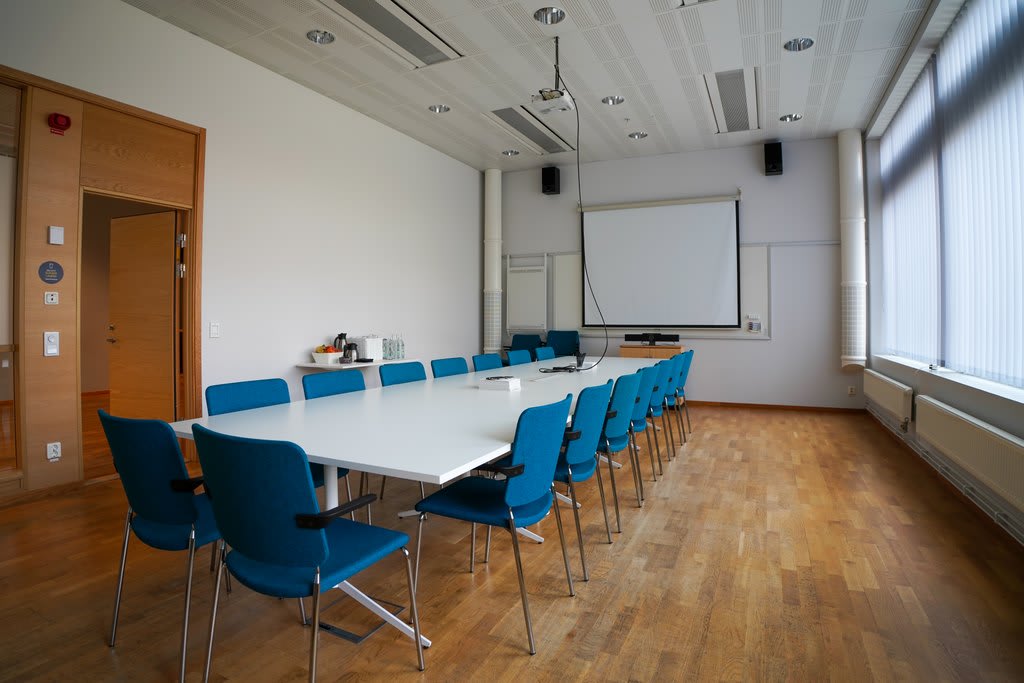 Large meetingroom for 15 seated and 20 cocktail style, projector, high speed Wi-Fi and office equipment..