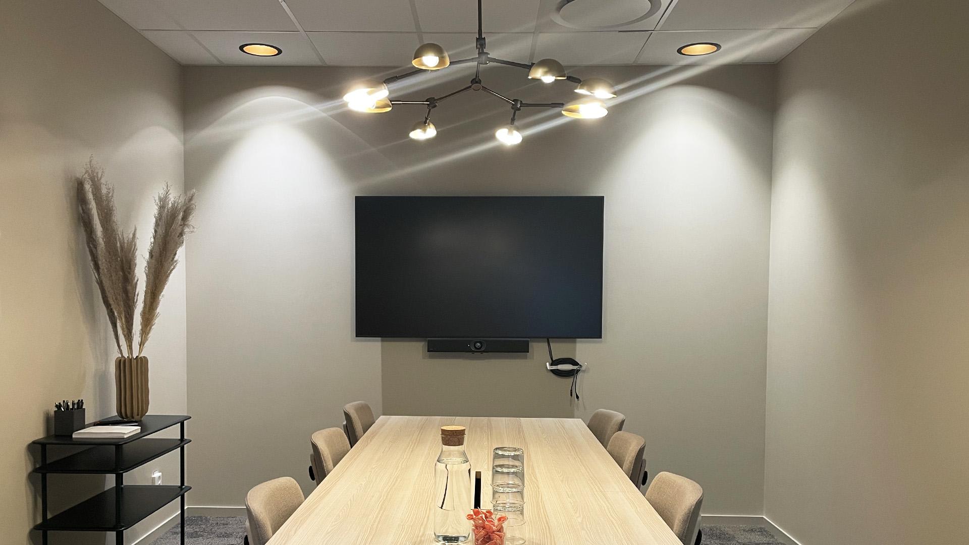 Cozy Bohlin, located at Kronborgsgränd 11, comes with Wi-Fi, equipment for hybrid meetings, a screen, notepads, and a whiteboard. The meeting room accommodates up to 8 people.